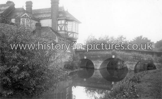 The Bridge over the River Roding and The White Hart Public House, Abridge, Essex. 1910
